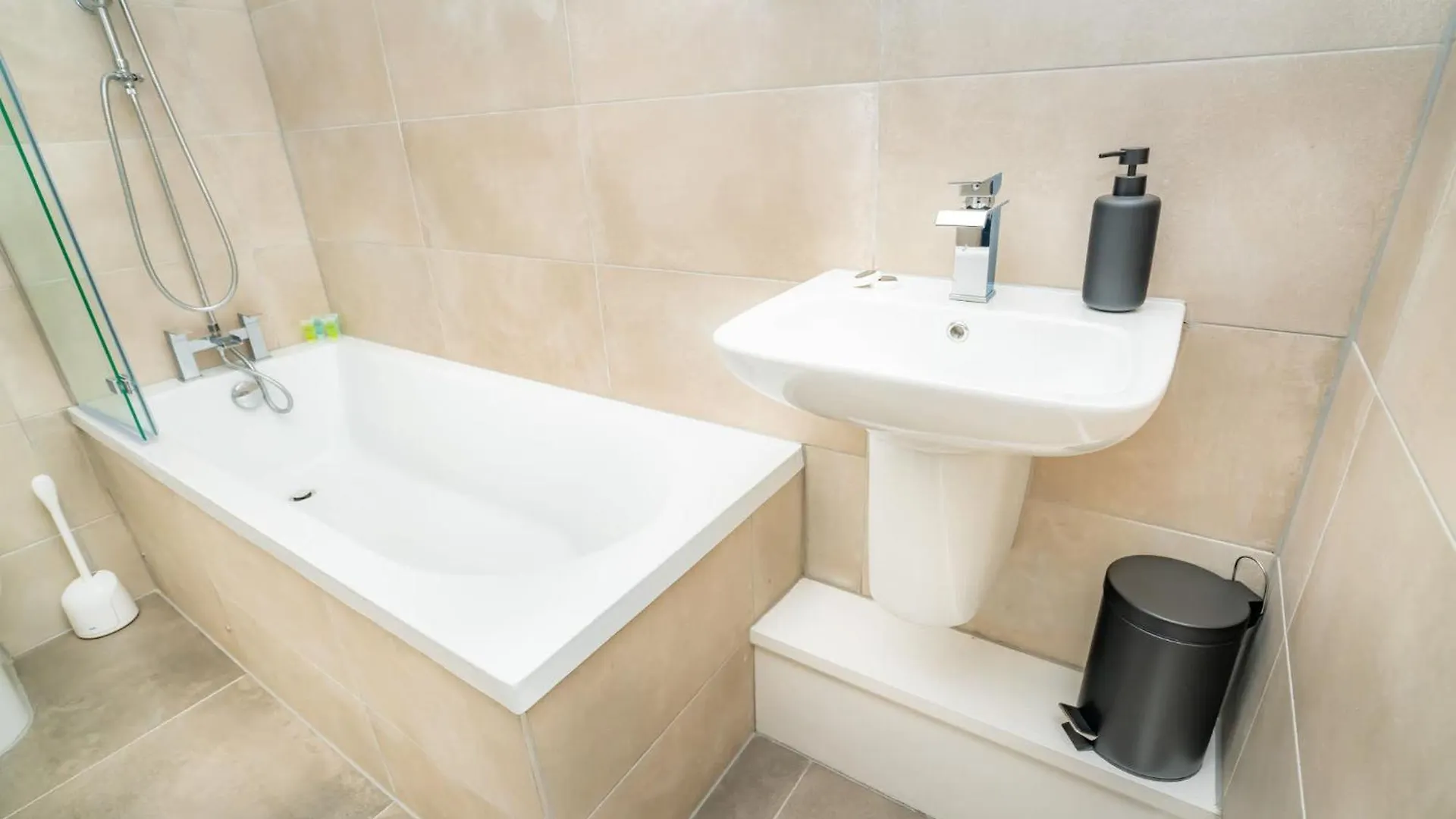 Fabulous 1 Bedroom Apartment In Cheltenham Centre 0*,
