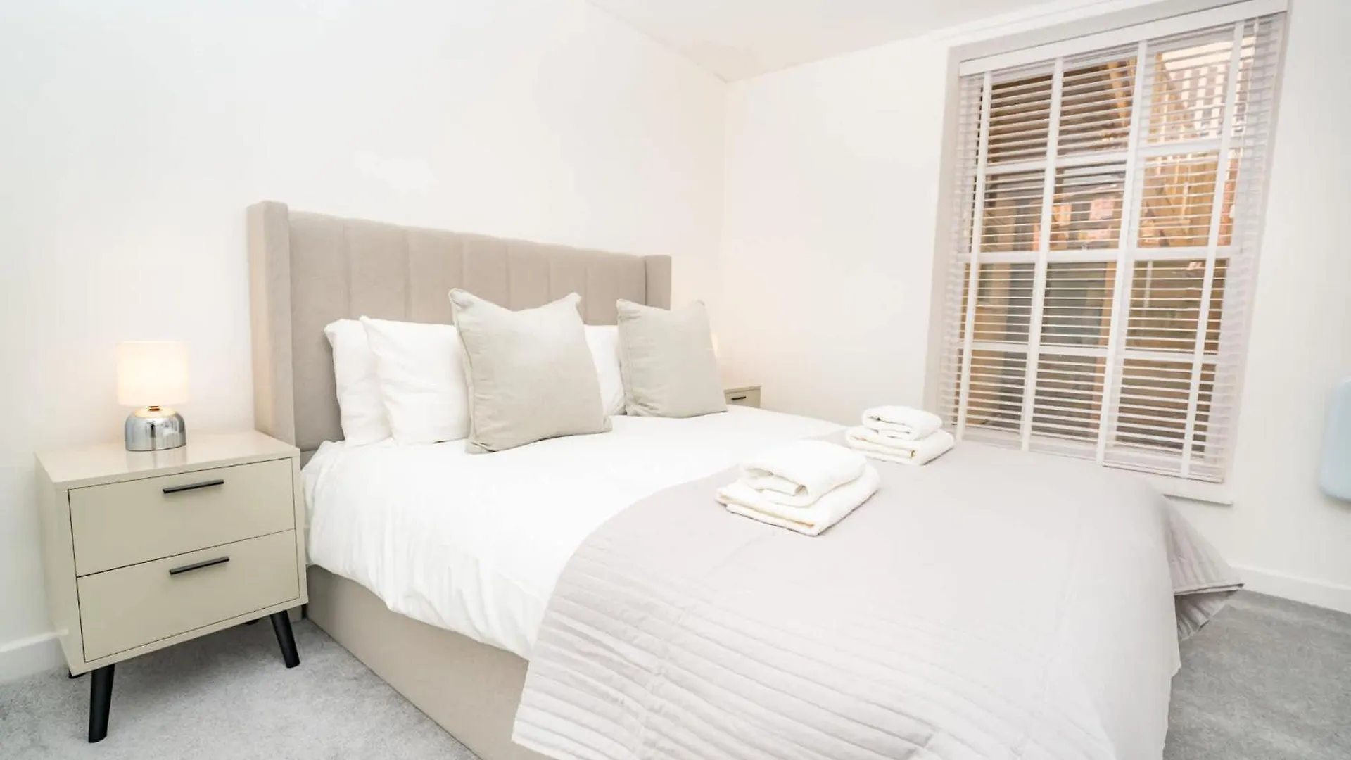 Fabulous 1 Bedroom Apartment In Cheltenham Centre 0*,